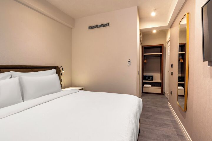 Room 28 of 64