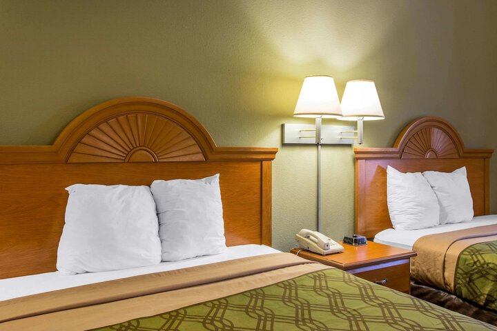 1 Queen Bed (5 of 11)