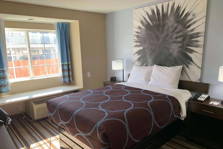 1 Queen Bed (8 of 18)