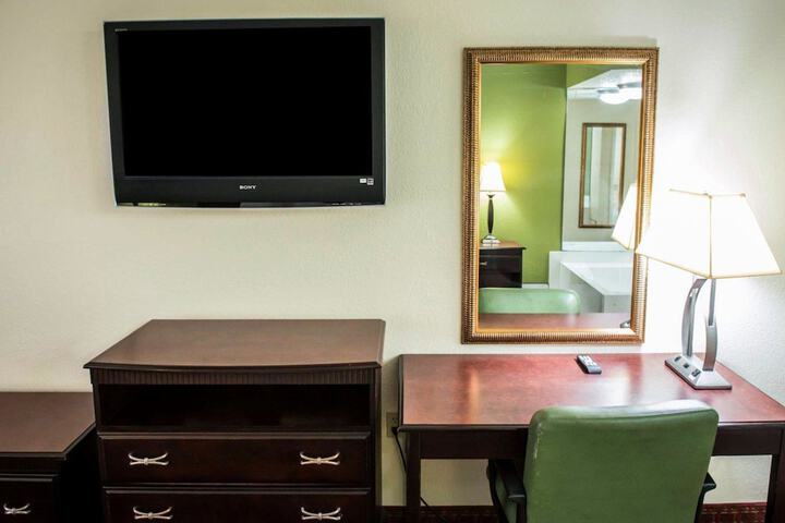 Queen Bed Accessible (4 of 7)