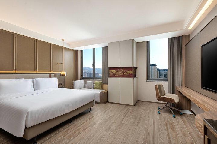 Room 6 of 18