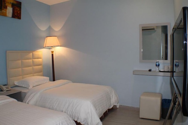 Room 17 of 37