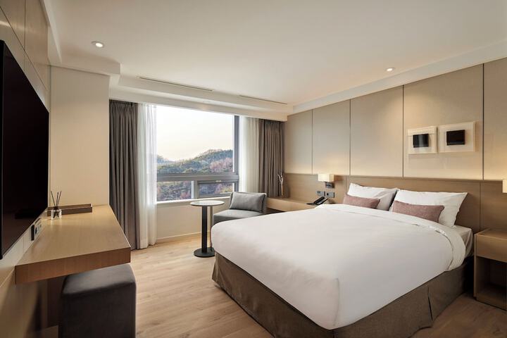 Room 25 of 48