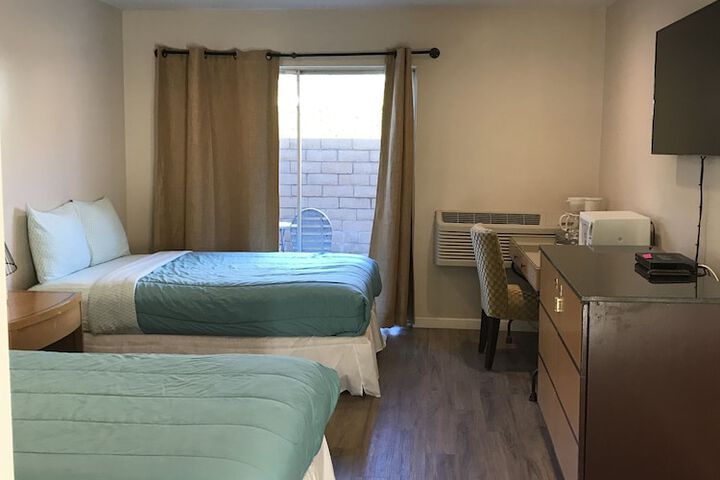 2 Double Beds Pool View (13 of 16)