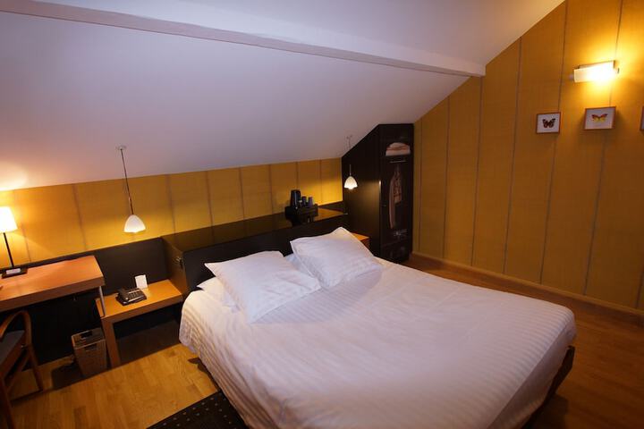Room 34 of 103