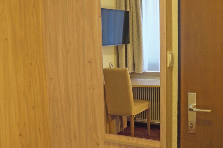 Room 11 of 65