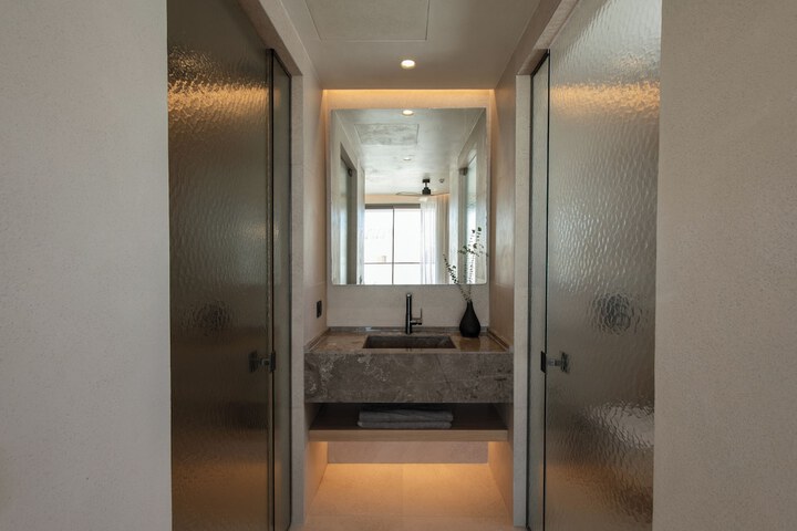 Room 73 of 121