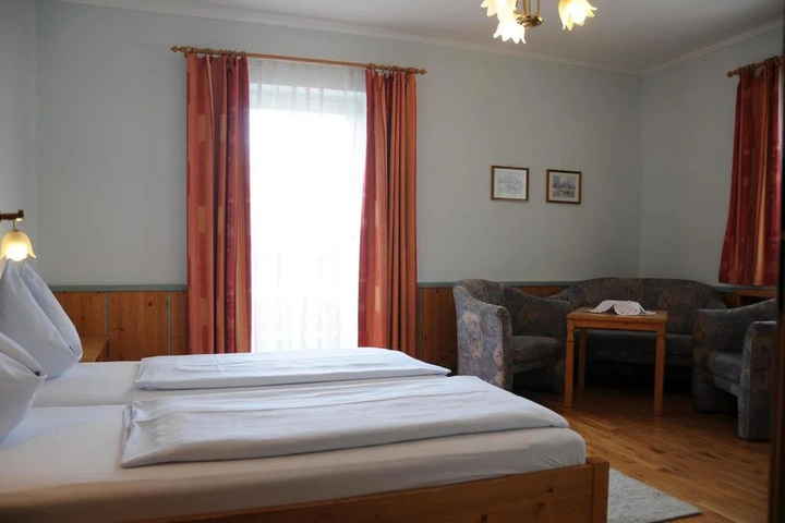 Room 4 of 16