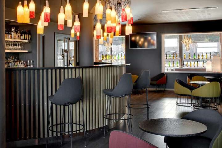 Lounge 54 of 64