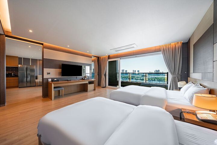 Room 8 of 34