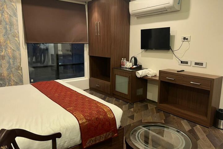 Room 4 of 16