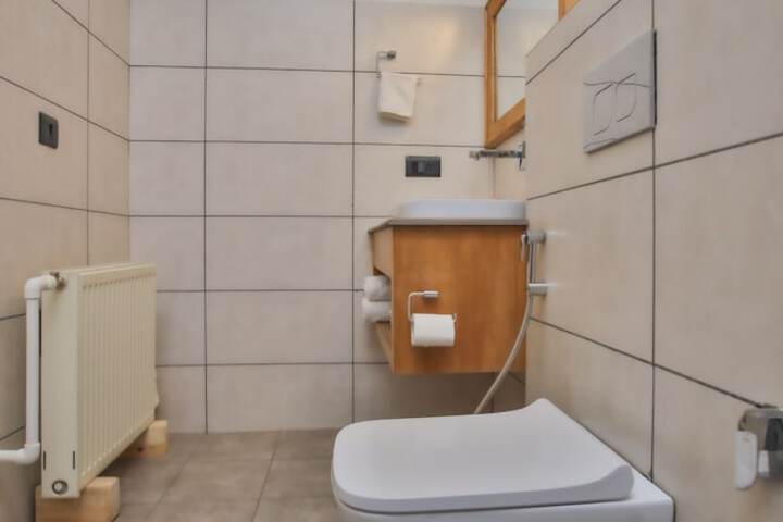 Room 10 of 28