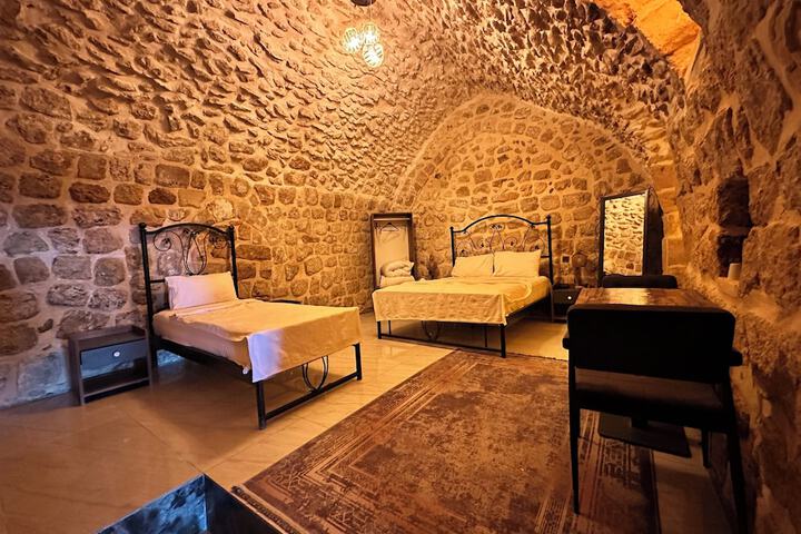 Room 5 of 28