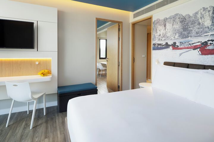 Room 32 of 175