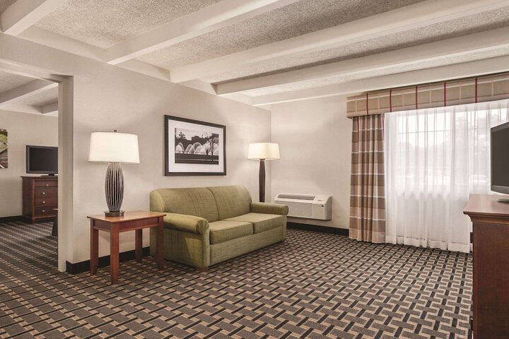 1 King Bed (5 of 13)
