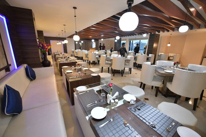 Dining 10 of 12
