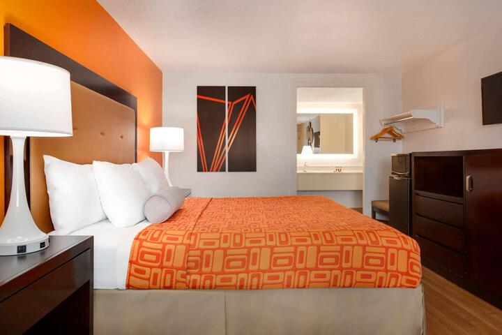 1 King Bed (5 of 14)