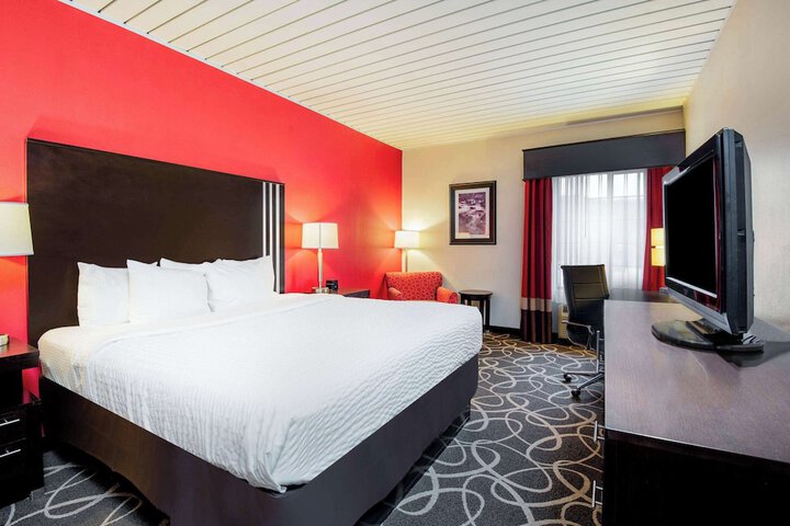 1 King Bed (9 of 10)