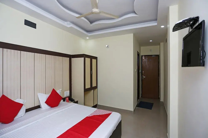Room 6 of 12