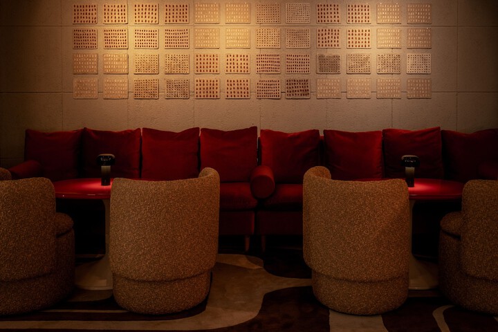 Lounge 74 of 89