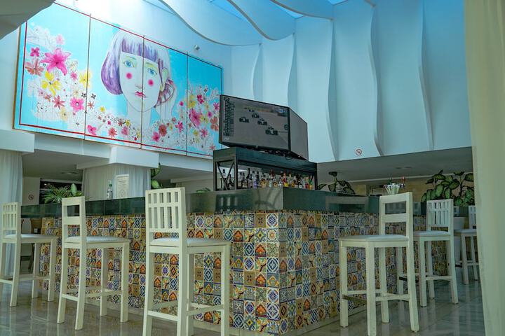 Lounge 80 of 94