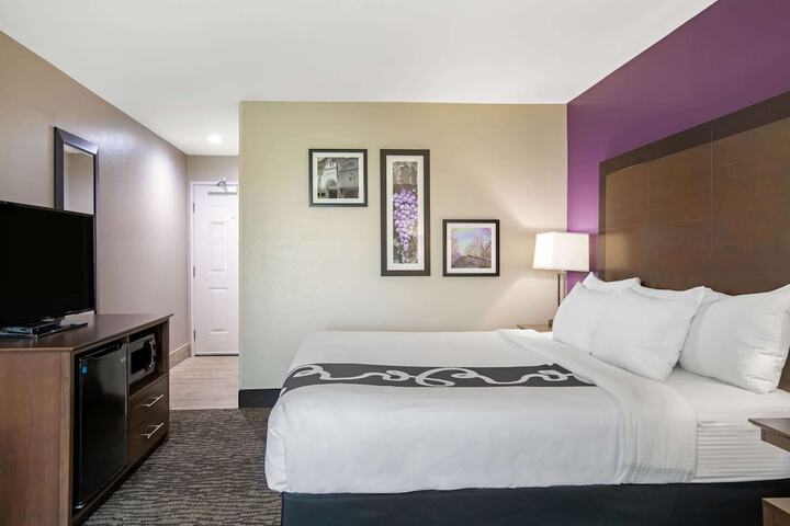 1 King Bed (6 of 18)