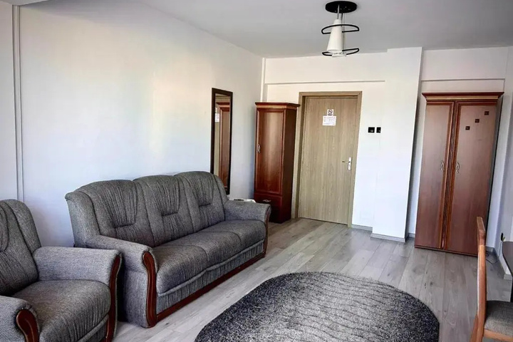 Room 2 of 10