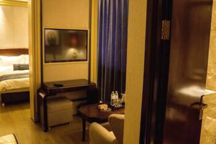 Room 6 of 7
