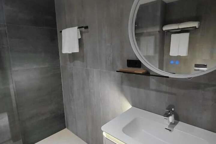 Room 11 of 25