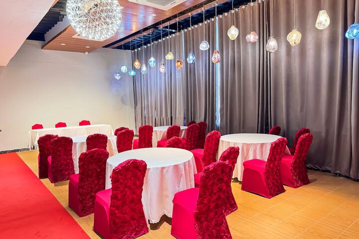 Ballroom/Hall 21 of 26