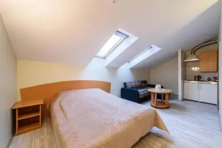 Room 4 of 12