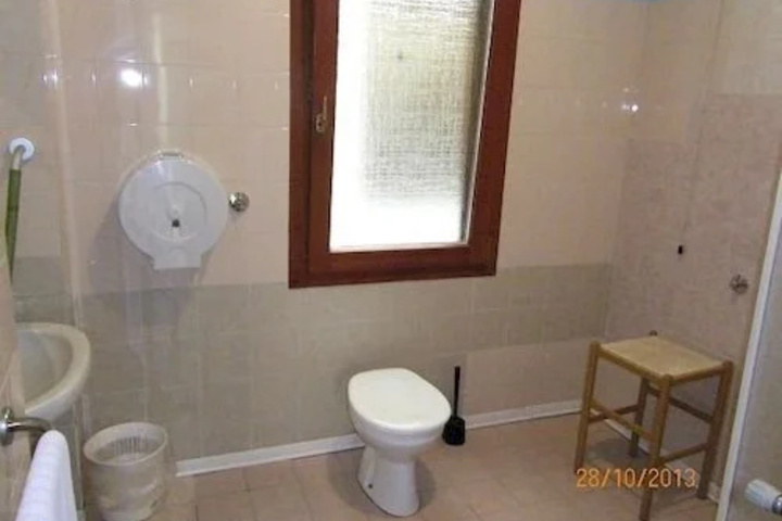 Room 10 of 24