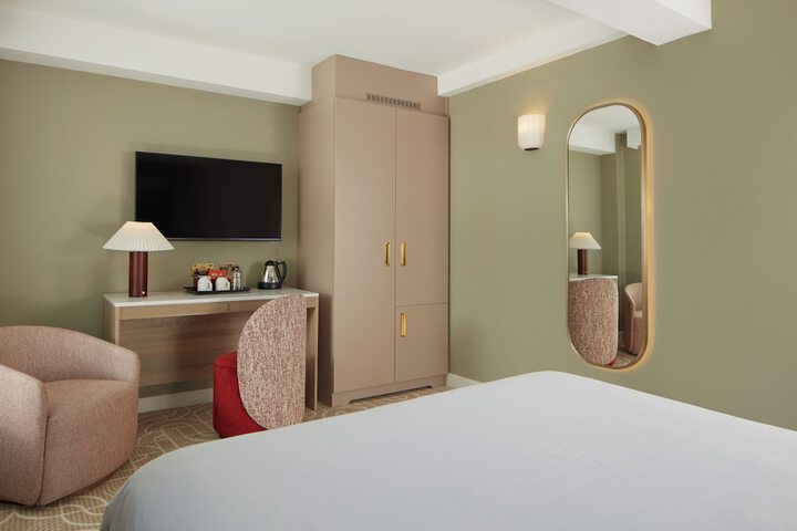 Room 32 of 77
