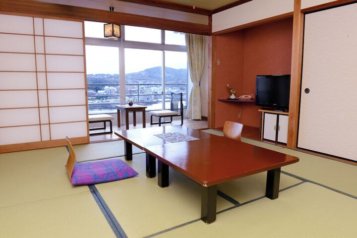 Room 12 of 38