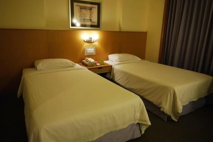 Room 10 of 32