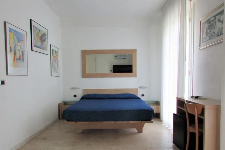 Room 16 of 36