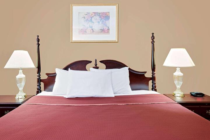 1 King Bed (4 of 5)