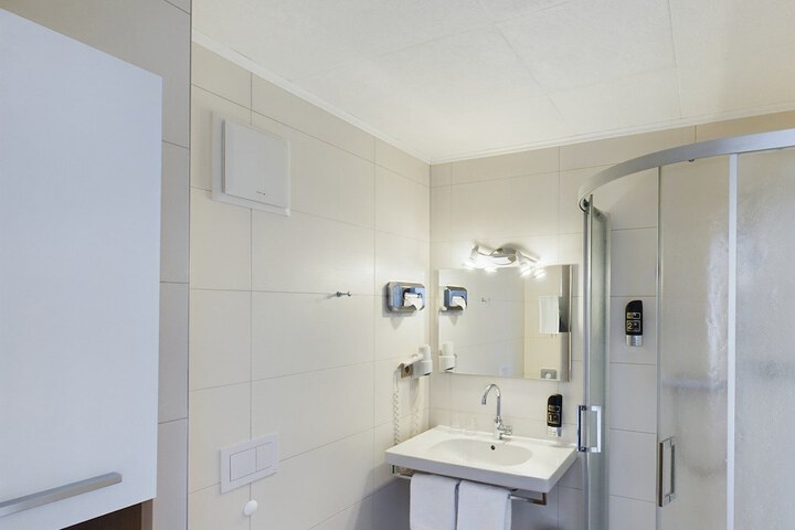 Room 12 of 85
