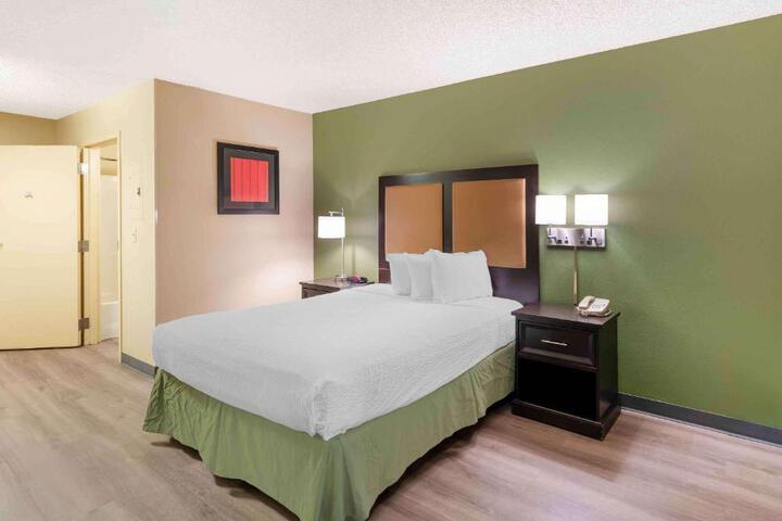 Modern Queen Bed Kitchen Accessible (5 of 6)