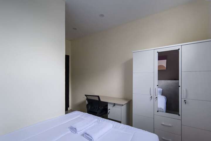 Room 10 of 16
