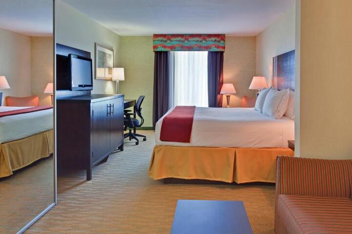 Suite 1 King Bed (2 of 6)