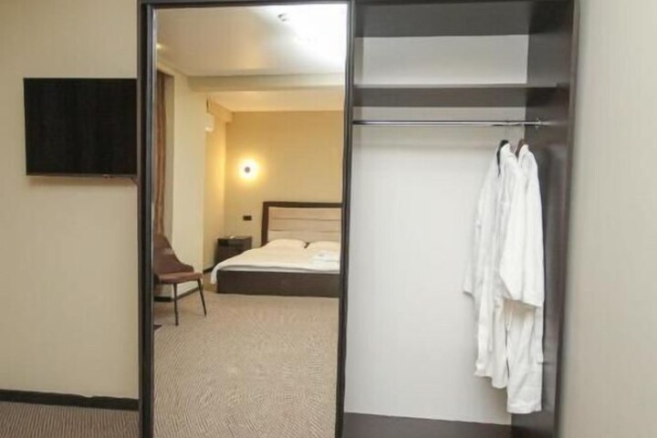 Room 4 of 14