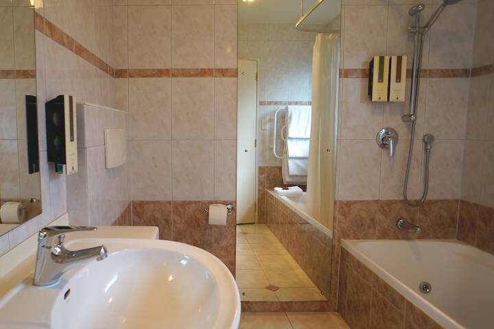 Room 32 of 43