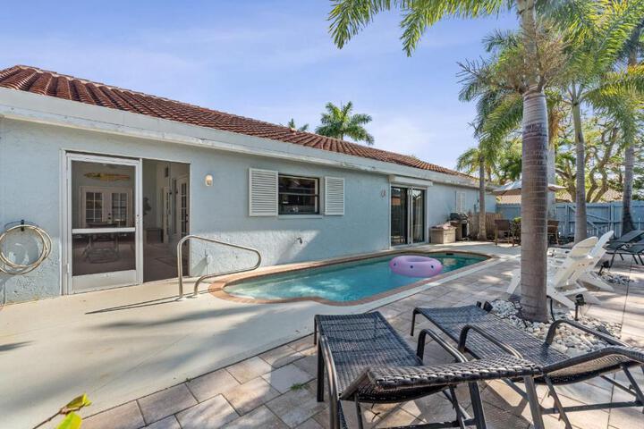 Image of Charming Heated Pool Home - 3 miles to the Beach Pet and Family Friendly -Available Year Round!