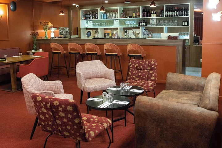 Lounge 27 of 48