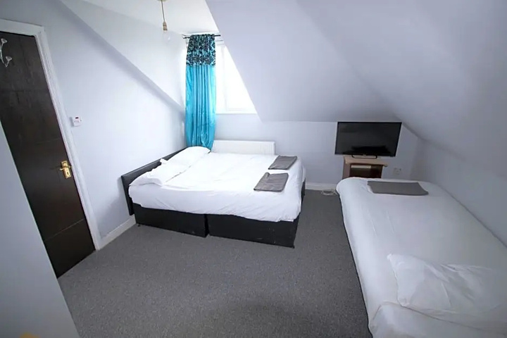 Room 9 of 12
