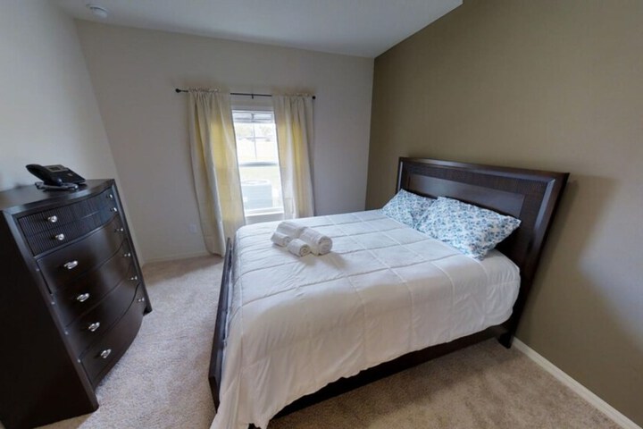 Room 6 of 18