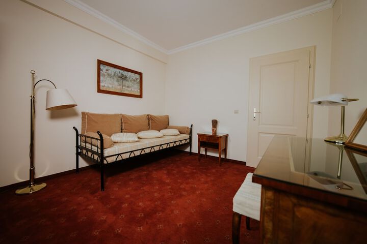 Room 9 of 32