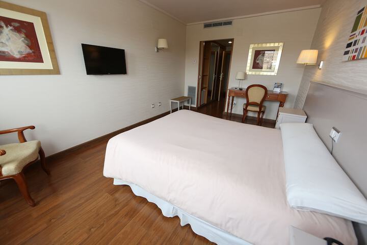 Room 8 of 33