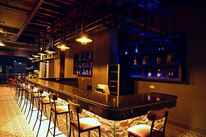 Lounge 37 of 43